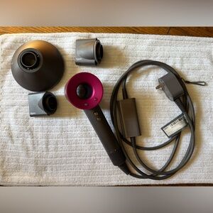 Dyson Supersonic Hair dryer With 3 Original Dyson Attachments